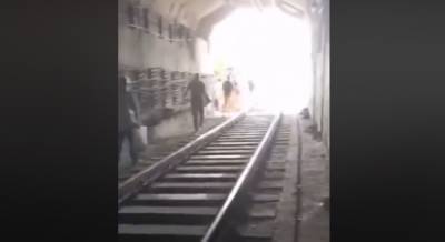 В Кривом Роге из-за поломки скоростного трамвая пассажиры покидали тоннель пешком (видео)