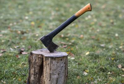 Житель Ленобласти неудачно порубил дрова и попал в больницу