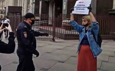 В Петербурге задержали участников одиночных пикетов против поправок к Конституции и пенсионной реформы