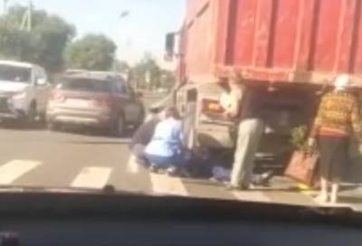 Видео: около ж/д станции в Петербурге самосвал проехал по пешеходу