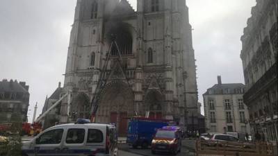 «Утрачены реликвии нескольких столетий»: историк о пожаре в соборе во Франции