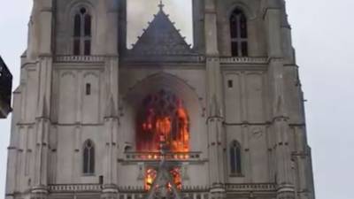 Следов взлома горевшего собора в Нанте не обнаружили
