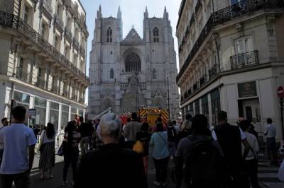Власти Франции надеются на быструю реставрацию сгоревшего в Нанте собора