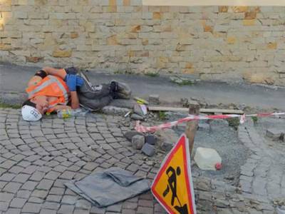 В Ужгороде прямо посреди дороги уснул пьяный рабочий, который должен был укладывать брусчатку