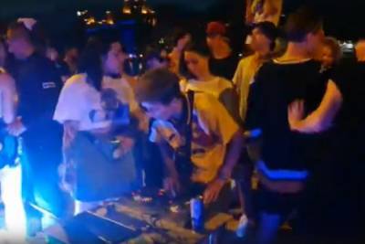 В Екатеринбурге молодежь устроила дискотеку под окнами правительства региона