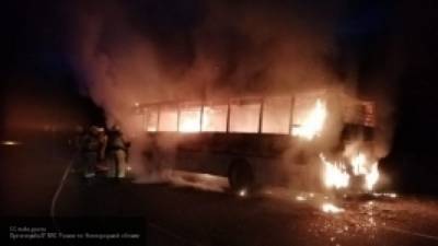 Пожарные потушили горящий автобус возле аэропорта Орли в Париже