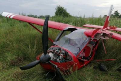 На Прикарпатье самолет аварийно сел на поле
