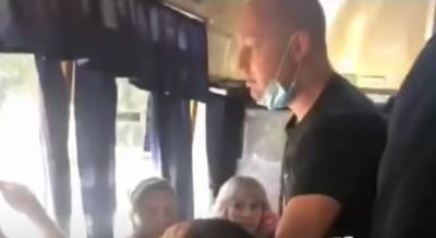 В Днепре пассажиры маршрутки избили женщину, заплатившую за два места (видео)