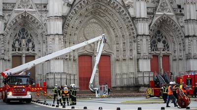 Французские СМИ опубликовали фото после пожара в соборе в Нанте