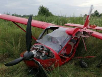 В Ивано-Франковской области самолет совершил аварийную посадку на поле