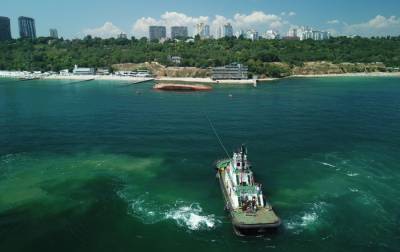 Две неудачные попытки: в Одессе не смогли поднять затонувший танкер