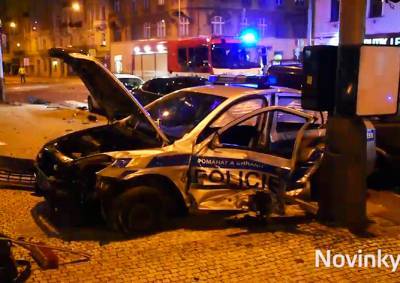 ДТП с полицейским авто в Праге: 5 пострадавших