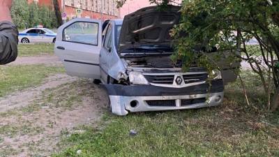 Видео: Водитель Renault Logan протаранил такси и попытался скрыться в Петербурге