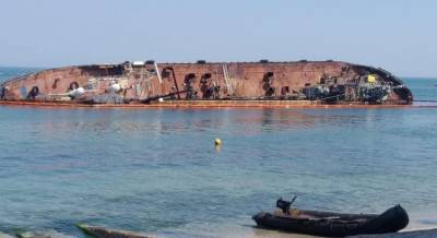 В Одессе с двух попыток так и не смогли поднять затонувший танкер Delfi