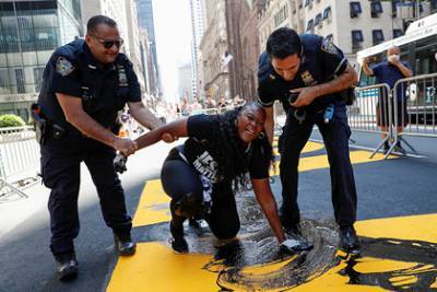 Афроамериканка облила краской надпись Black Lives Matter в Нью-Йорке