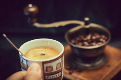 Ученые заявили о положительном влиянии кофеина на работу в команде