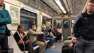 Эксперт рассказал о необходимости носить маски и дезинфицировать руки в метро