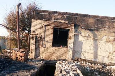 Многодетная семья под Волгоградом в огне потеряла дом и все хозяйство