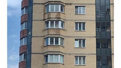 С 15-го этажа жилой высотки в Петербурге полилась вода