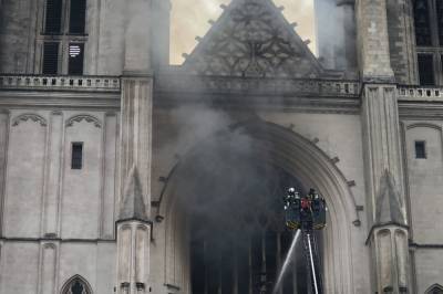 Во Франции потушили пожар в соборе святых Петра и Павла