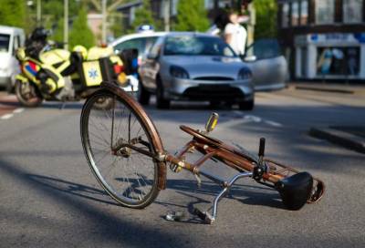 Под Лугой автомобиль сбил 10-летнюю девочку на велосипеде