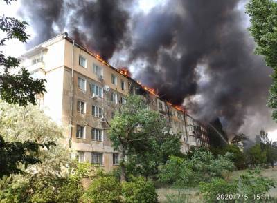 Масштабный пожар в Каховке: Горит целая пятиэтажка