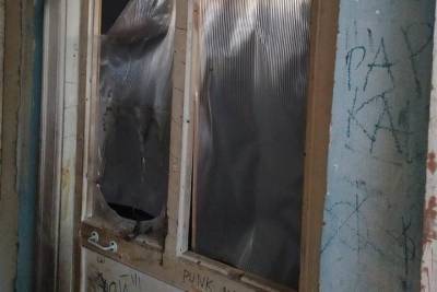 В 16-этажном доме в Ярцеве смоляне залили водой дверь
