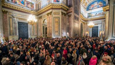 В Исаакиевском соборе Петербурга возобновились богослужения