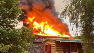 Пожар уничтожил гостиницу на базе отдыха в Приморском крае