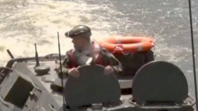 На министра обороны Молдавии во время военных учений напала рыба (видео)
