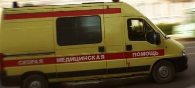 Молодого водителя в Карелии госпитализировали после падения с трассы в кювет