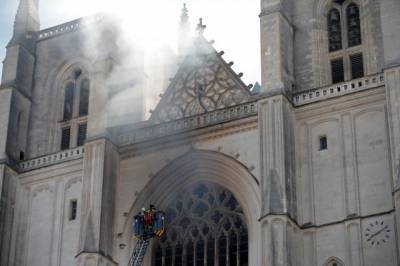 Полиция Франции задержала первого подозреваемого по делу о пожаре в соборе