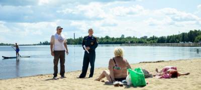 Сотрудники МЧС прошлись по пляжам Петрозаводска, где запрещено купаться, и раздали отдыхающим памятки о безопасности