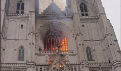 Во Франции задержали подозреваемого в умышленном поджоге готического собора в Нанте
