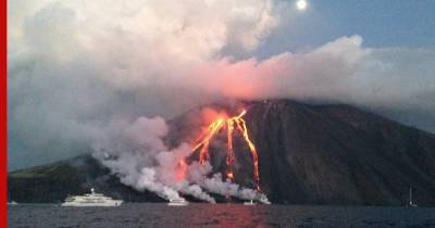 Извержение вулкана Стромболи вызвало панику у итальянцев