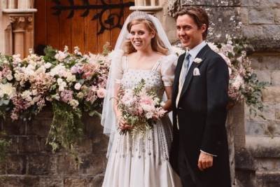Принцесса Беатрис вышла замуж в бабушкином платье: первые фото