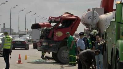 Вытек бетон: два грузовика перевернулись на Нижегородской эстакаде в Москве (видео)