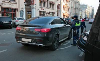 В России начали арестовывать водителей за тонировку