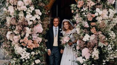 Букингемский дворец раскрыл детали свадьбы принцессы Беатрис и показал фото