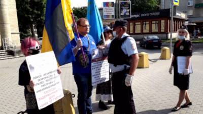 В Гатчине против активиста возбудили дело из-за кепки полицейского