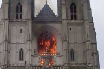 В поджоге готического собора в Нанте подозревается мигрант из Руанды