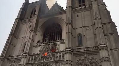 Пожар в средневековом соборе: Во Франции по делу о поджоге задержан мужчина