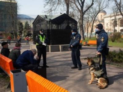 В Запорожье мужчина зашел на детскую площадку без маски и получил многотысячный штраф
