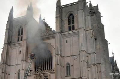 Во Франции задержали подозреваемого в поджоге собора в Нанте