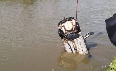 В Татарстане мужчина утонул, скатившись в реку в салоне автомобиля