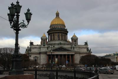 В Исаакиевском соборе Санкт-Петербурга возобновили богослужения