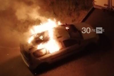 Ночью в Челнах сгорела припаркованная у обочины машина