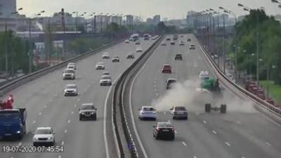 Момент ДТП с перевернувшимися грузовиками в Москве попал на видео