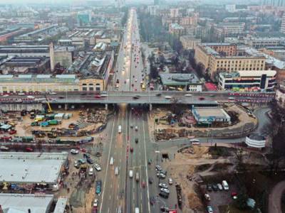 На Шулявском мосту в Киеве водители начали ездить по свежеположенному асфальту