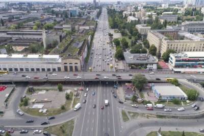Столичные водители катались по незастывшему асфальту на Шулявском мосту (видео)